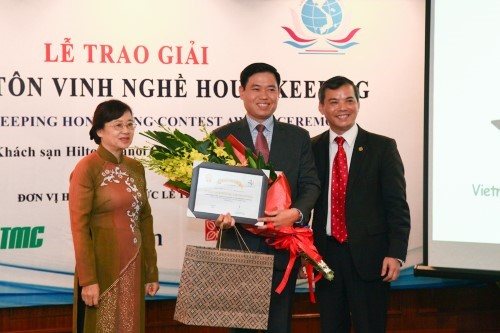Phó Chủ tịch Hiệp hội Khách sạn Lê Mai Khanh và Chủ tịch VEHA Nguyễn Quang trao giải Nhất cho đội Khách sạn Intercontinental Saigon